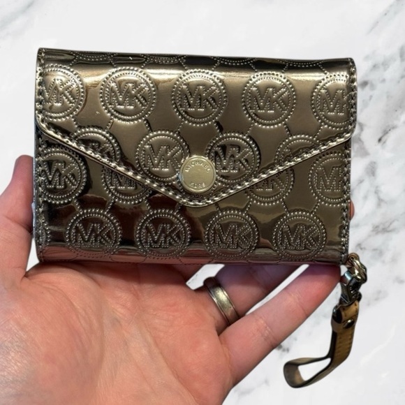 Michael Kors Vintsge Y2K Metallic Silver Wristlet and Phone Case Wallet - Picture 4 of 15